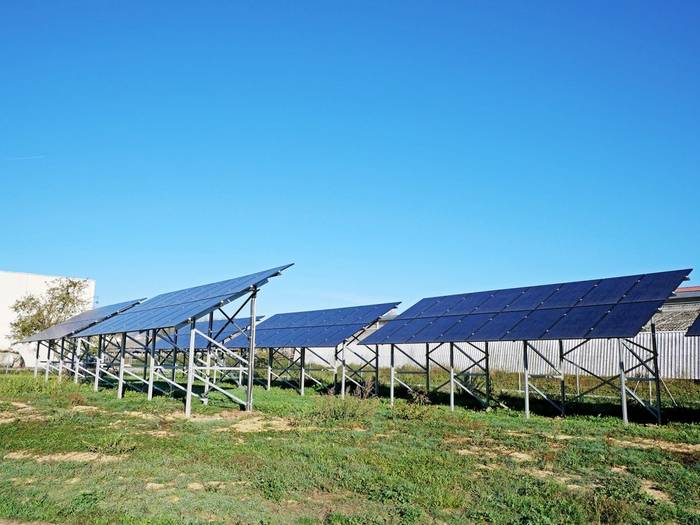 Hasi dira araztegietan eguzki plakak jartzen