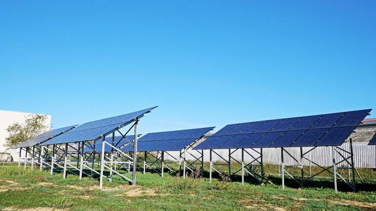 Hasi dira araztegietan eguzki plakak jartzen