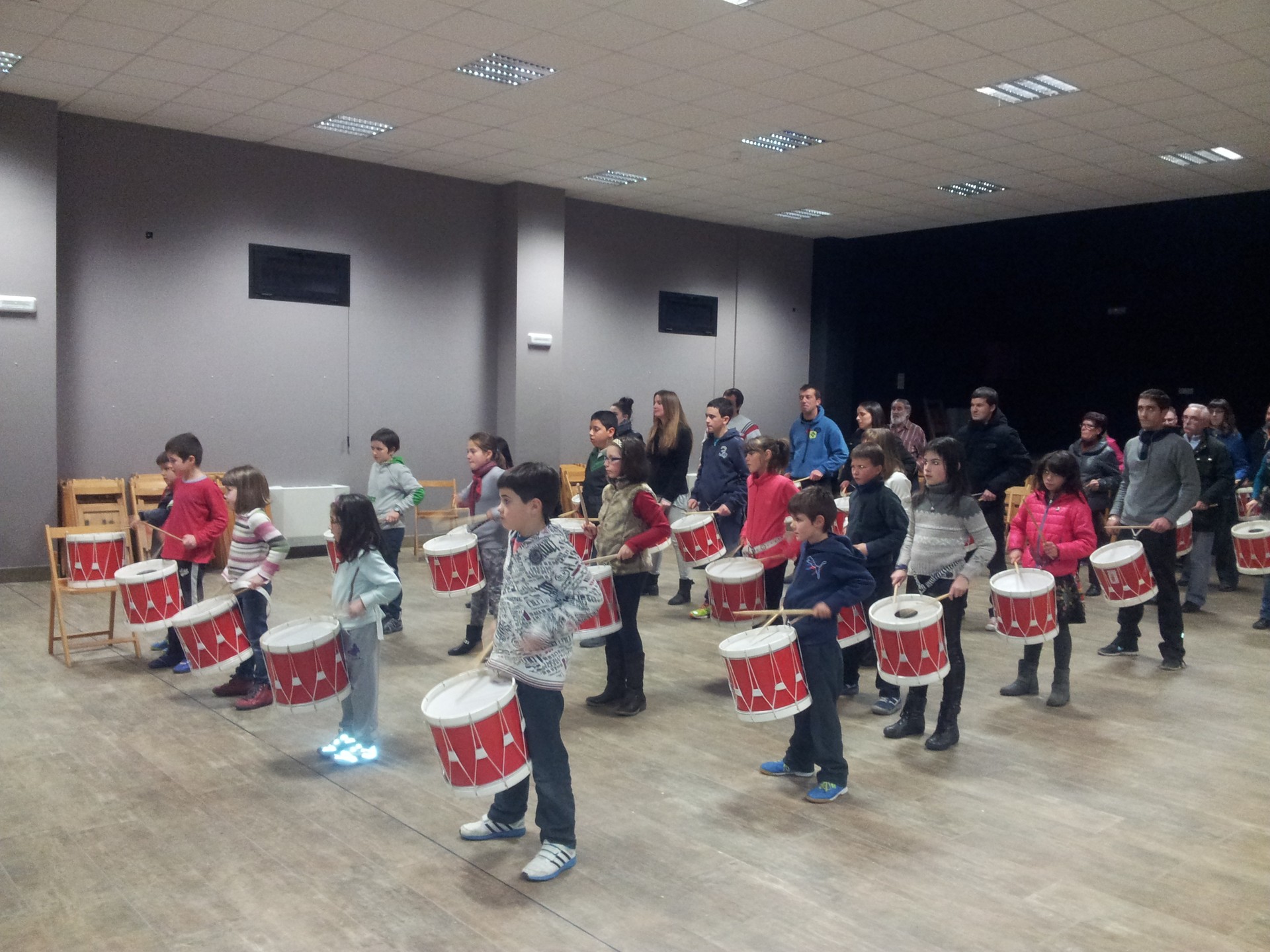 25 urtez danborra astinduz