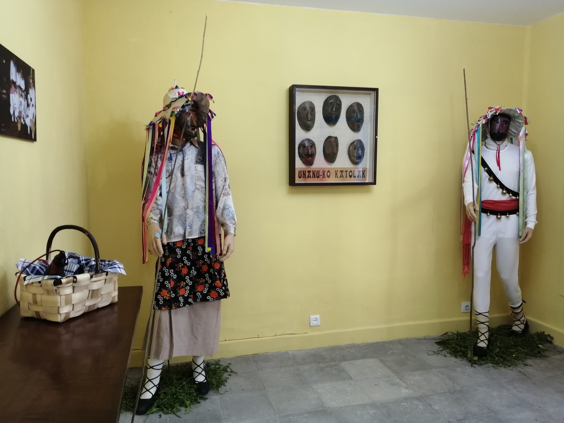 Maskaren atzean, herri bizi bat