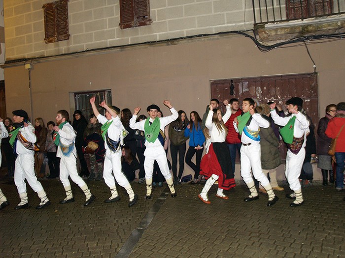 Kintoak zortzikoa dantzatzen - 26