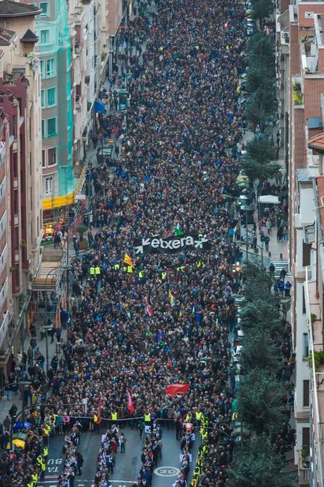 Makina bat sakandarrek presoen euskal presoen etxeratzea eskatu zuten