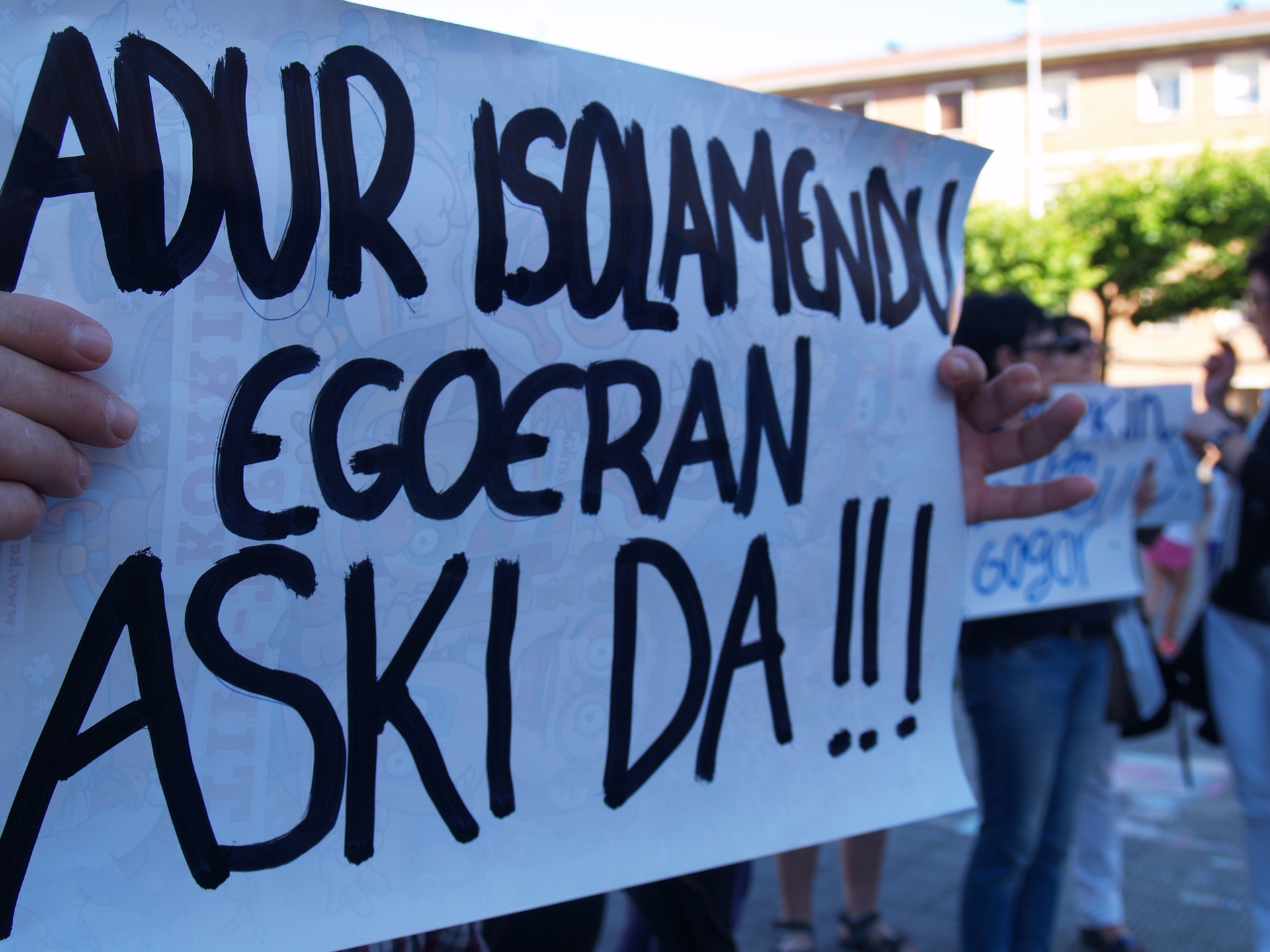 Adurren bakartzea salatu dute