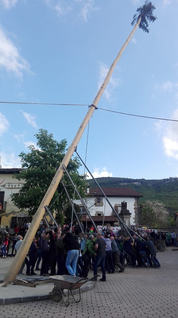 Maiatzak zutitzeko eguna