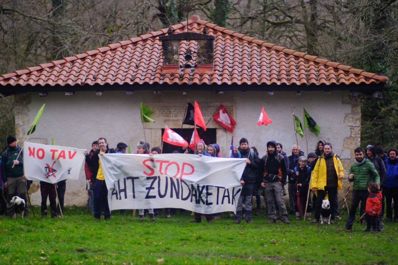 AHTk mehatxatuko lituzketen guneak bisitatu dituzte