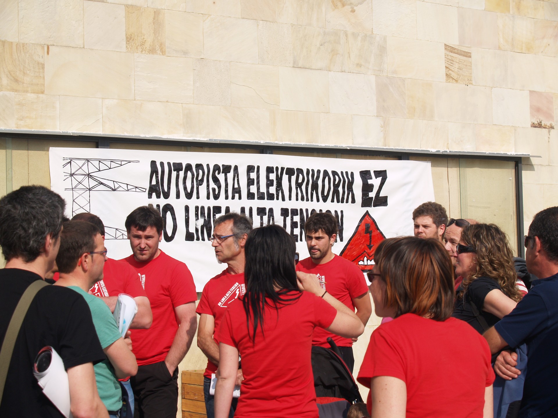 Adostasunik ez Autopista Elektrikorik Ez plataforma eta gobernuaren arteko bileran 