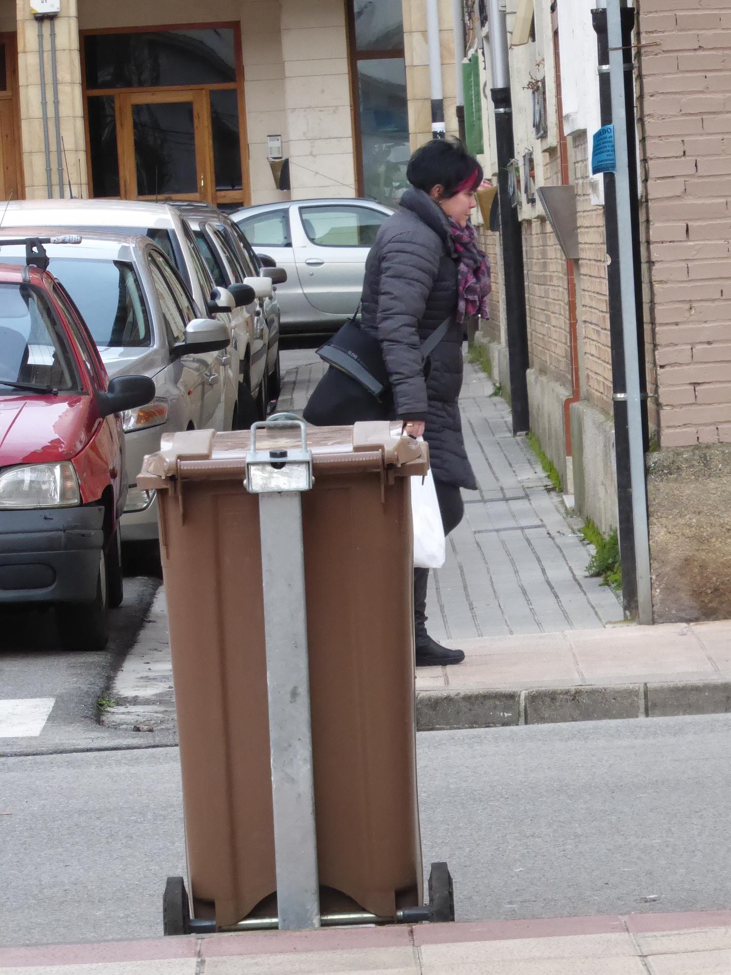 5. edukiontzia bidea egiten, motel