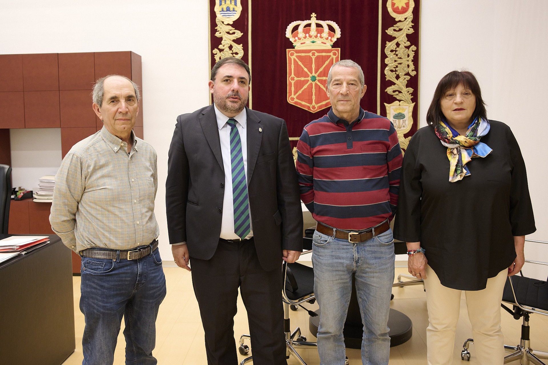 Amiantoa kentzeko premia gogorarazi dute Parlamentuan