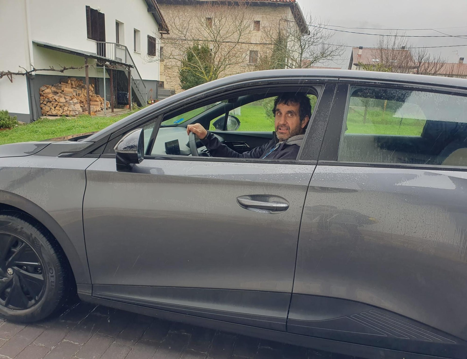 "Auto elektrikoa errazagoa eta erosoagoa da"