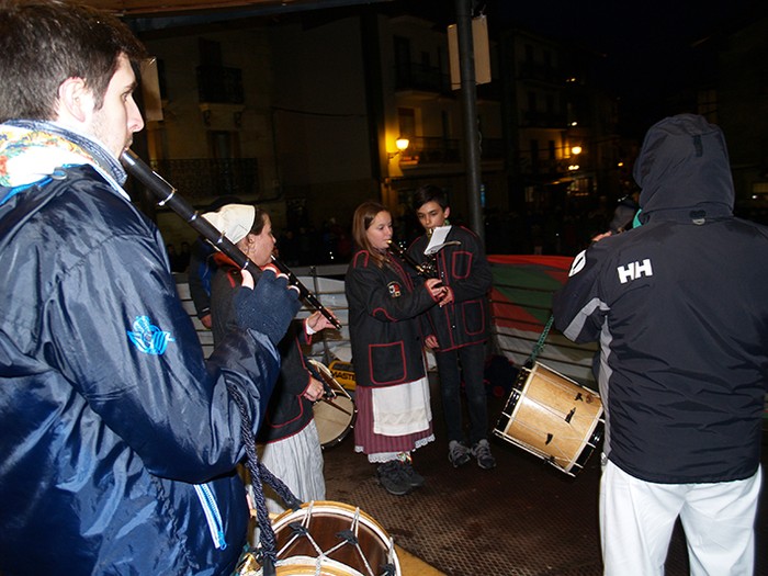 Kintoak zortzikoa dantzatzen - 35