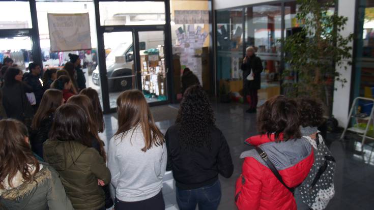 Mezuz beteriko esku erraldoia 