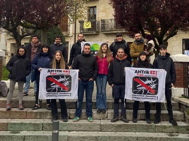 Sakana Bizirik "eredua zalantzan" jartzearen alde