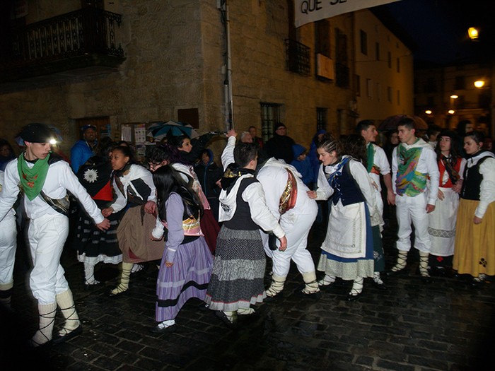 Kintoak zortzikoa dantzatzen - 13