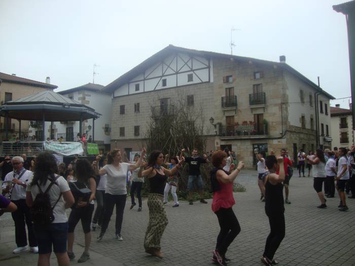 Plaza dantzak Korrikari ongi etorria emateko