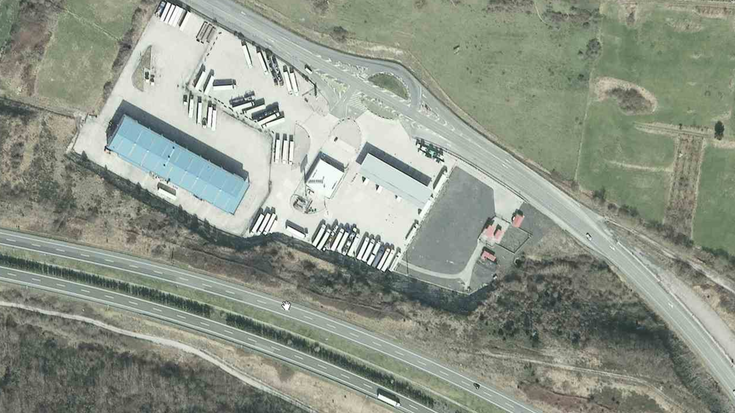 Kamioilari batek gorpu bat aurkitu du kamioiaren sabaian