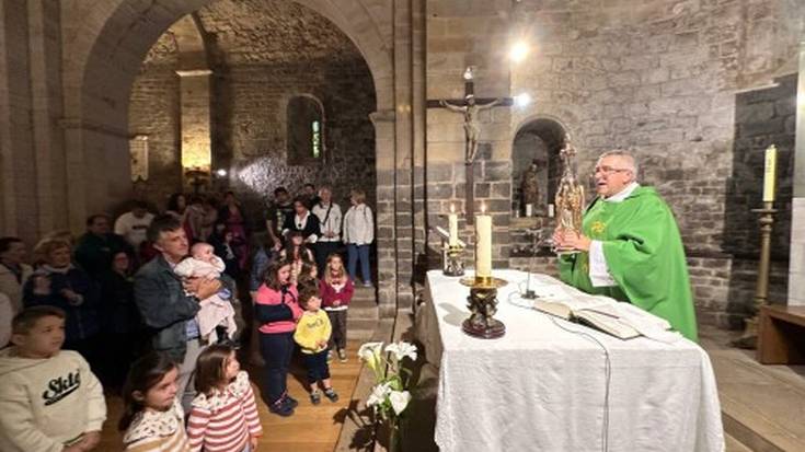 "Trinitate egunean, meza kalean eginen den bitartean, ate berria jarriko dute santutegian"