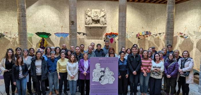 Toki erakundeek emakumeen kontrako indarkeria digitala salatu dute