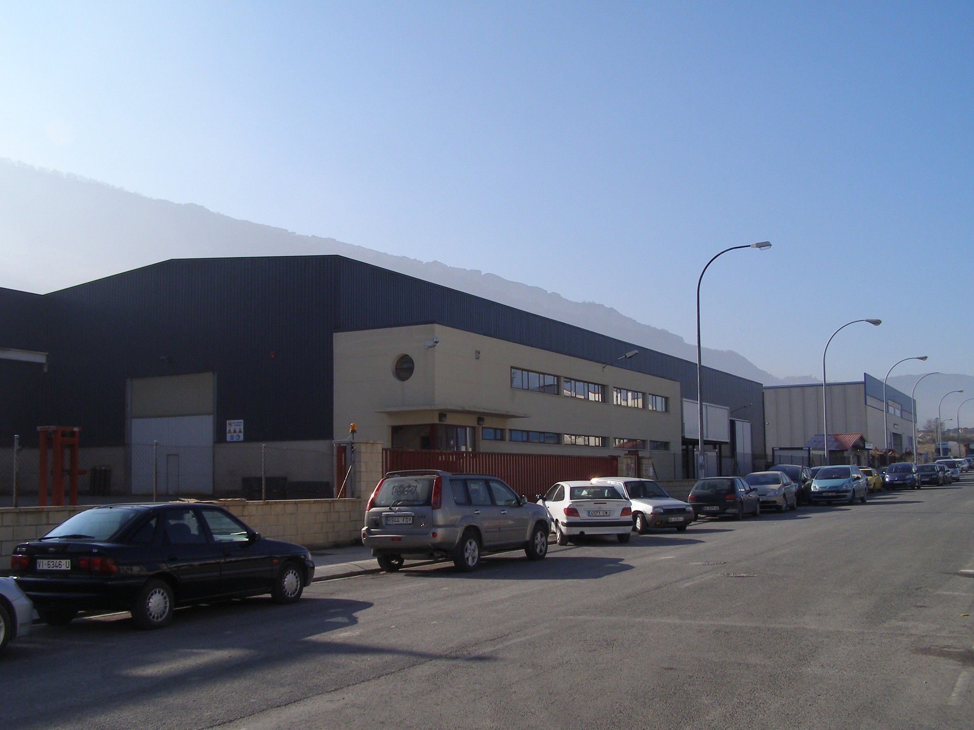 Industrialdeko gobernuaren partzelak prezio berari eutsiko diote