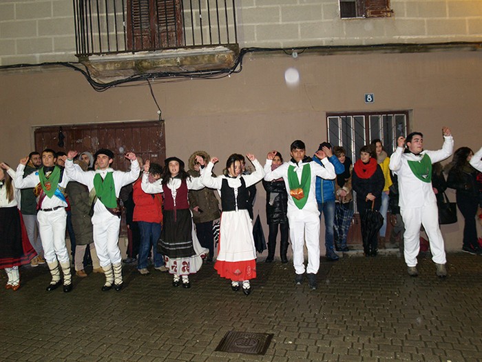 Kintoak zortzikoa dantzatzen - 25