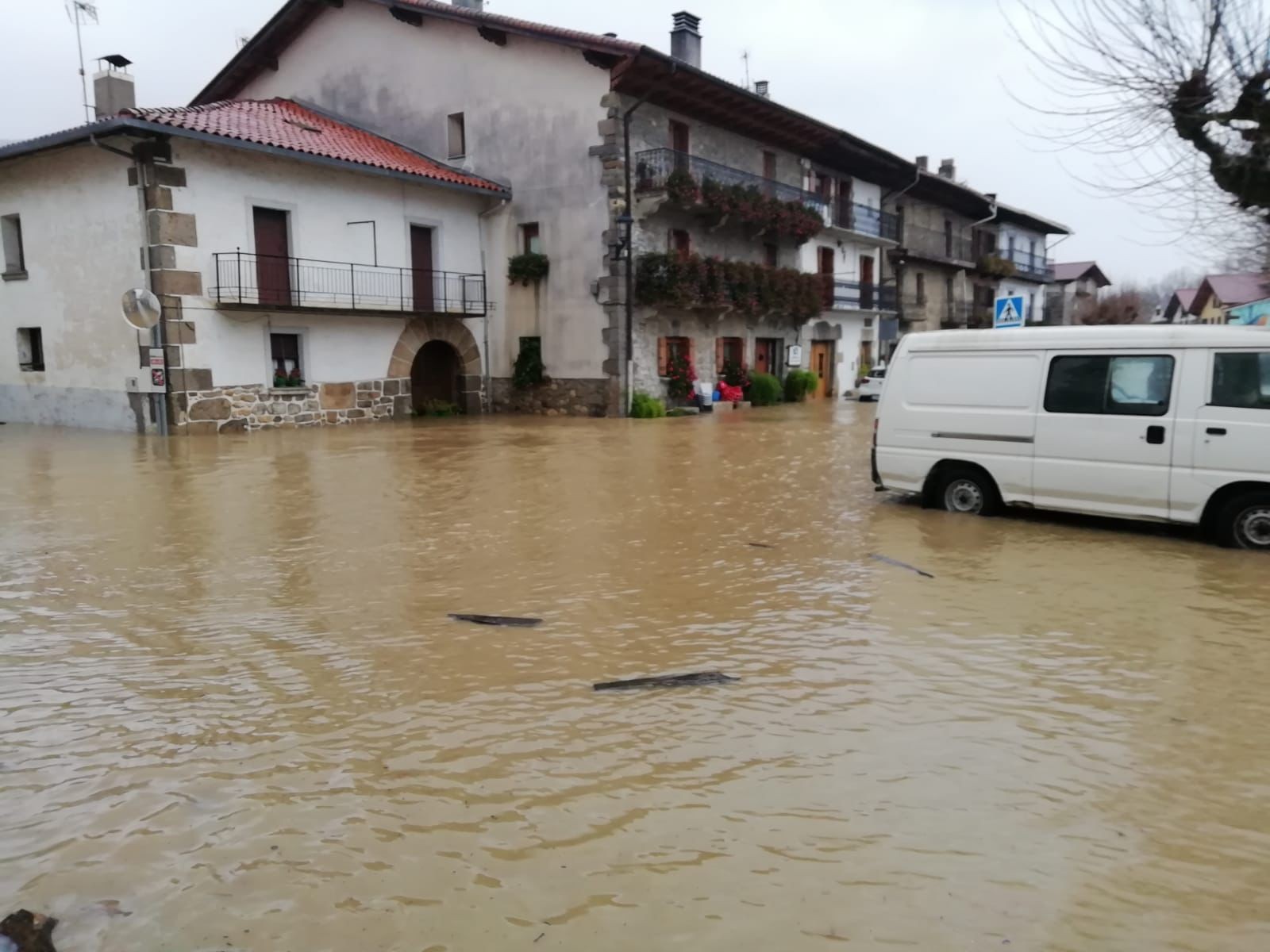 Urak arrasto ederra utzi du