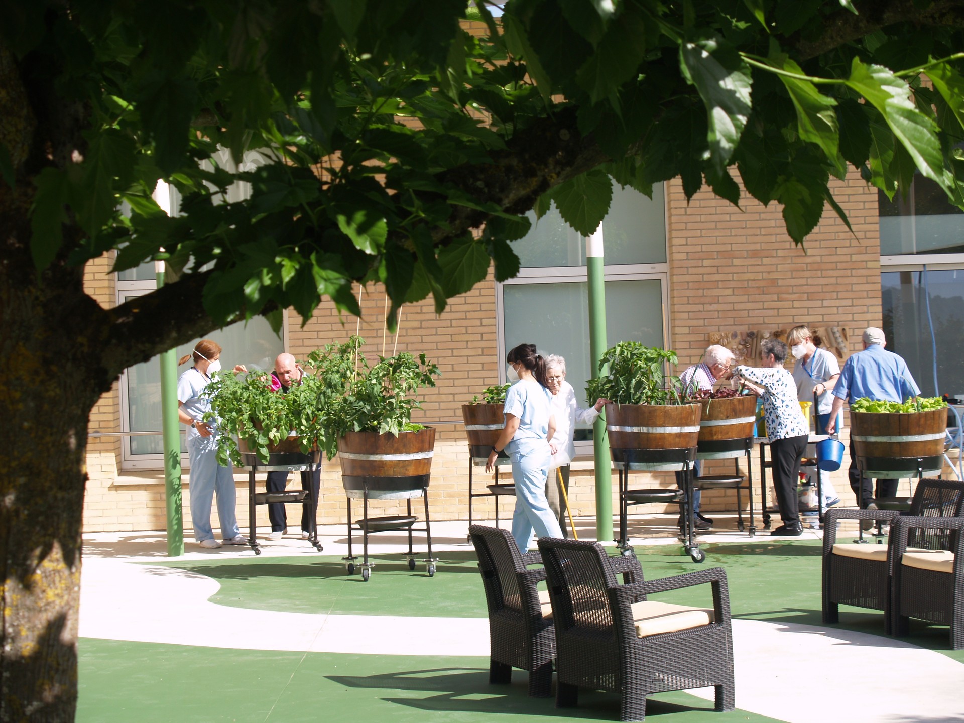Terapiarako patioa mustu du klinikak