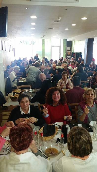 'Raices y brotes' Iruñeko Extremadurako Etxeko taldearen folklore jaialdia. La Encima elkarteak antolatuta. 18:30ean, Iortia kultur gunean