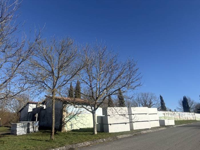 Hilerrian hobiak jartzeko lanak egiten ari dira