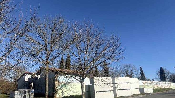 Hilerrian hobiak jartzeko lanak egiten ari dira