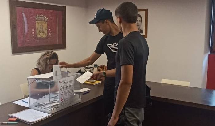 Lakuntzarrek Zelai Berrin belar artifiziala jartzeko galdeketari baiezkoa eman diote