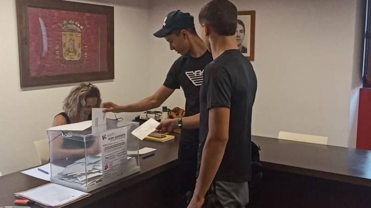 Lakuntzarrek Zelai Berrin belar artifiziala jartzeko galdeketari baiezkoa eman diote