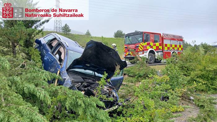 Bi pertsona zauritu ziren auto istripu batean