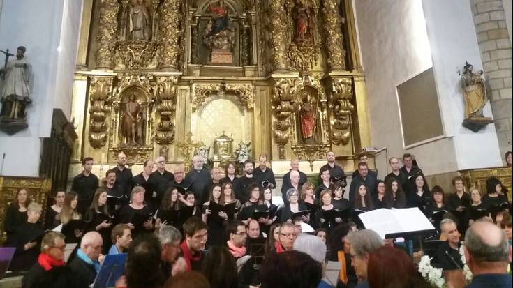 Abesbatza eta txistulariak sintonia onean