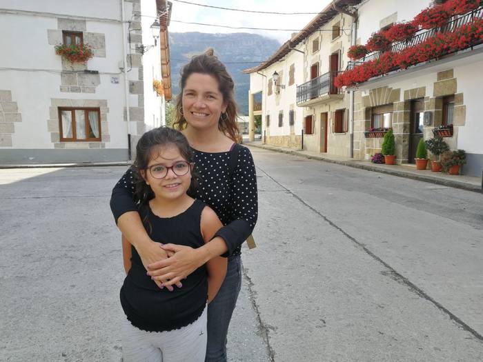 "Festen nahaste-borrastearen erdian parentesi bat da"