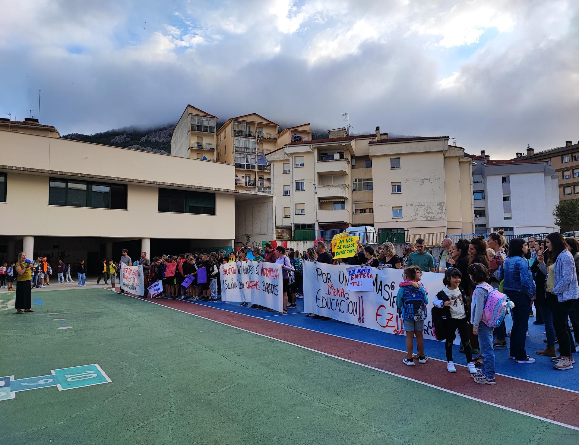 Atakondoan protesta egiten hasi dute ikasturtea