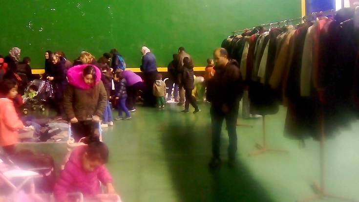 Etengabeko jende emaria bigarren eskuko azokan 