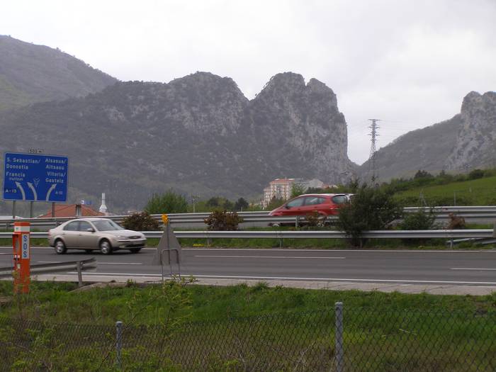 Parlamentuak autopista doakoa izatea eskatu du