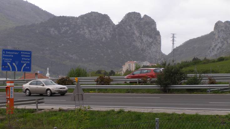 Parlamentuak autopista doakoa izatea eskatu du