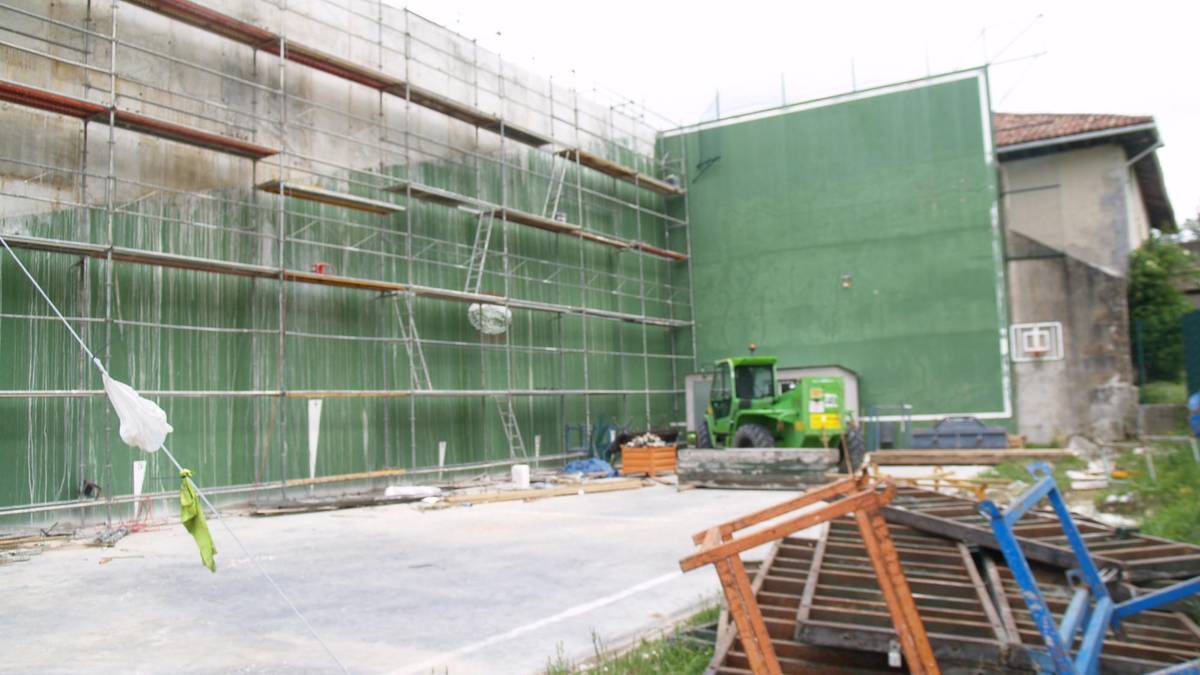 Frontoia estaltzeko lanak aurreratuta