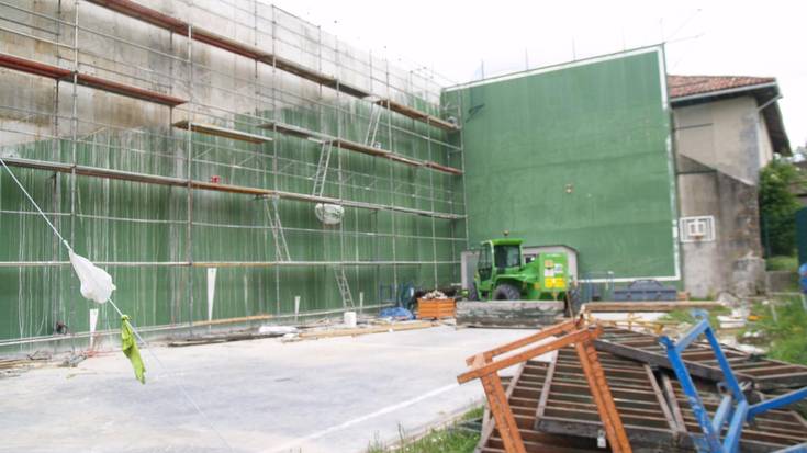 Frontoia estaltzeko lanak aurreratuta
