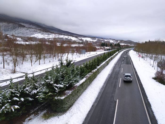 Errepide sarea garbi dago