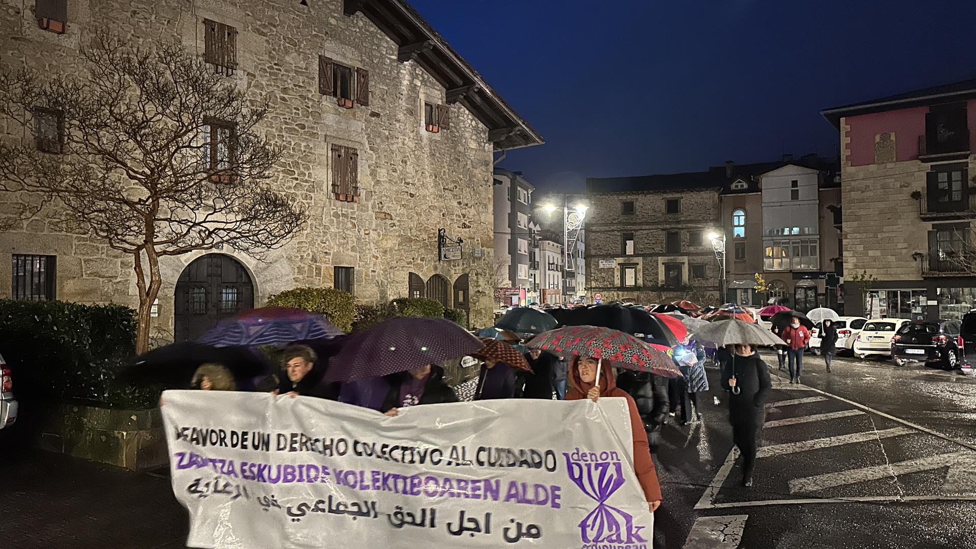 Zaintza "publiko eta kolektiboa" aldarrikatzeko ehunka sakandar bildu dira