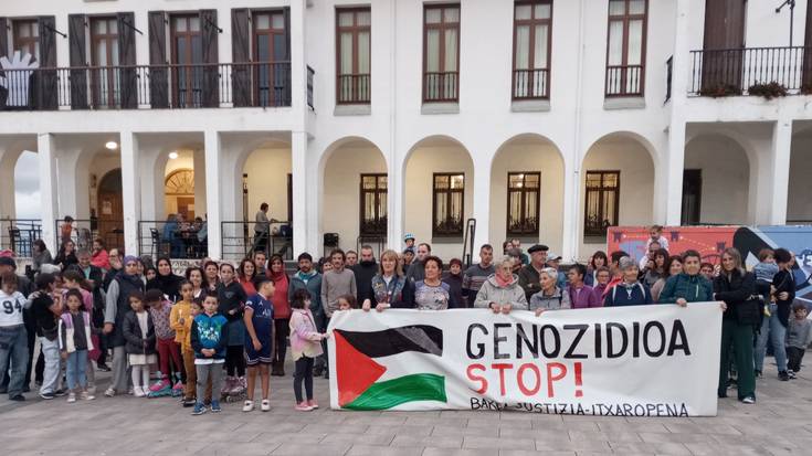 Gernika-Palestina herri ekimenak deituta elkarreataratzeak egin ziren