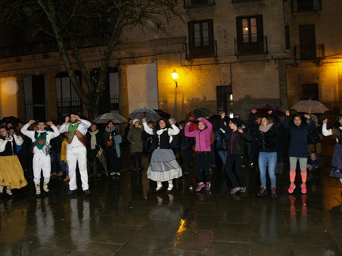 Kintoak zortzikoa dantzatzen - 28