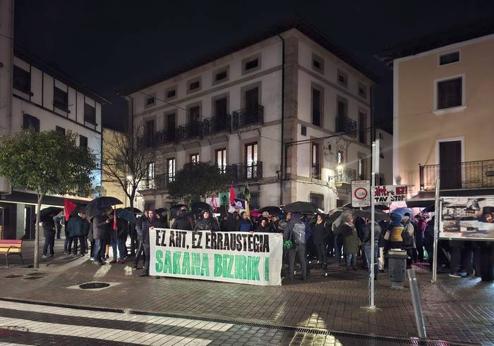 AHT eta errausketa egitasmoen kontra egin dute