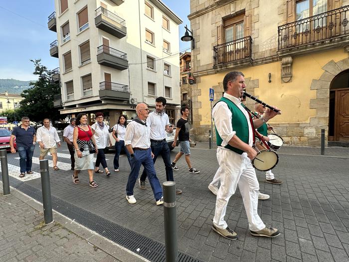 Herriko jai egunetako ermitetako mezetara joaten diren altsasuarrekin batera joaten hasi da udala