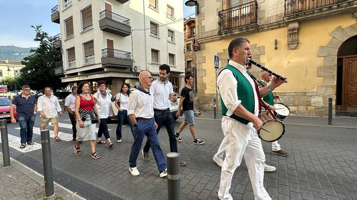 Herriko jai egunetako ermitetako mezetara joaten diren altsasuarrekin batera joaten hasi da udala
