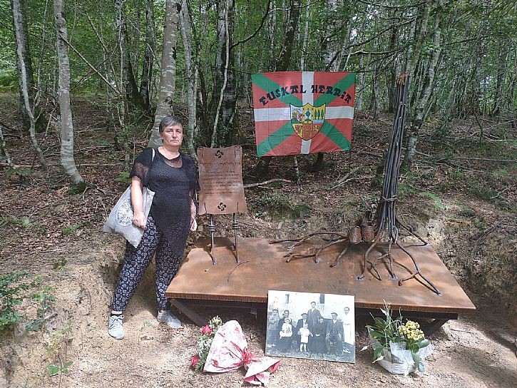 Lasaren omenezko oroigarria jarri du familiak