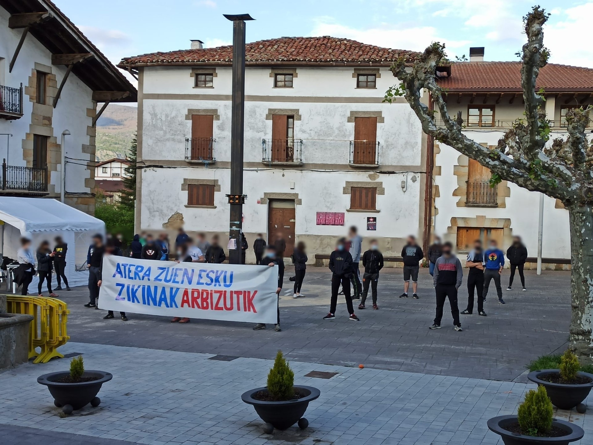 Gazte Asanbladak "polizia presentzia itogarria" salatu du