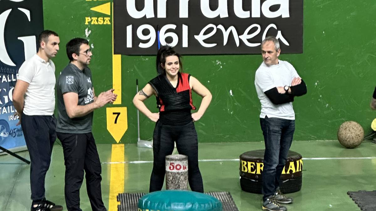 Harri jasotzaileek Irurtzungo pilotalekua leporaino bete zuten