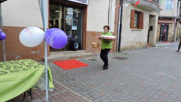 Merkataritza festarekin, jendea kalera